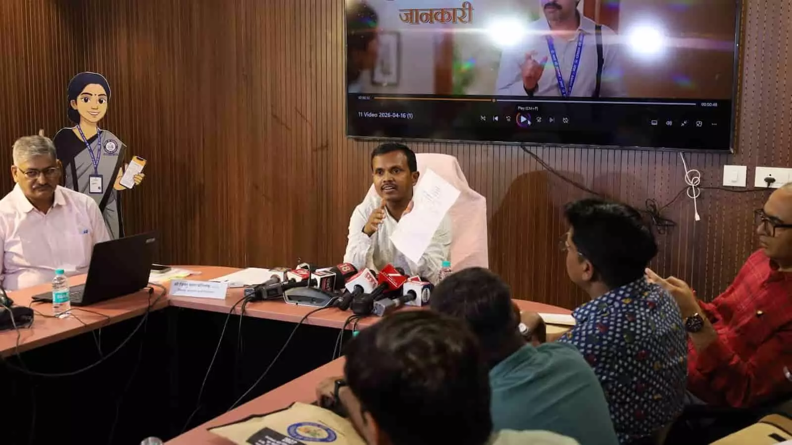 जयपुर में प्रेस कॉन्फ्रेंस के दौरान निदेशक बिष्णु चरण मल्लिक जनगणना 2027 के डिजिटल पोर्टल और मकानसूचीकरण प्रक्रिया की जानकारी दे रहे हैं।