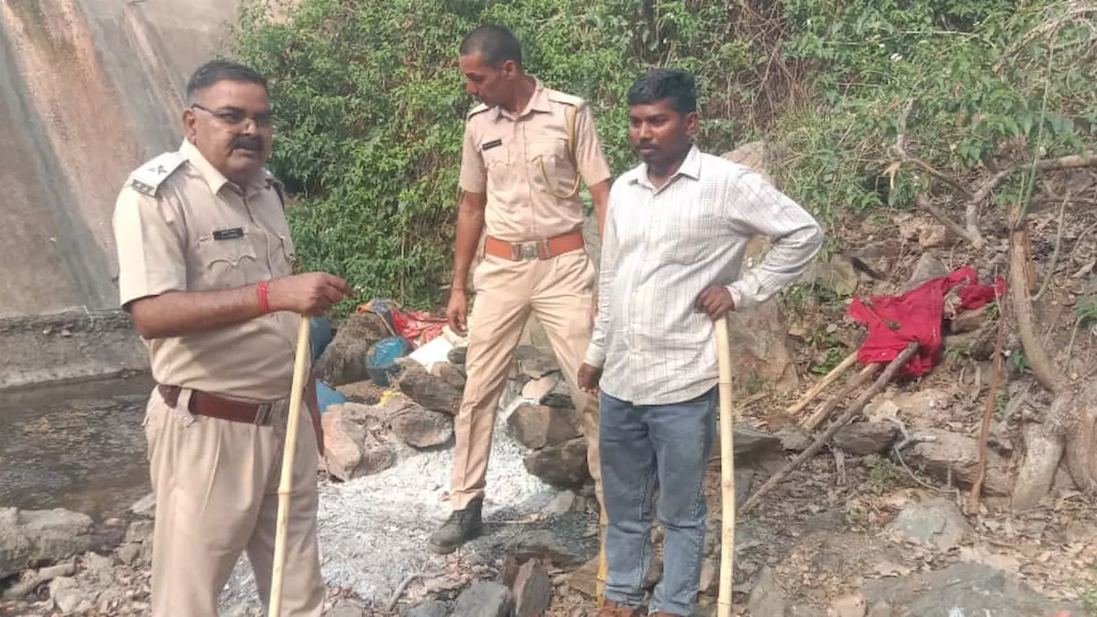 सीता माता अभ्यारण्य में अवैध शराब की भट्टी नष्ट करने के बाद खड़े आबकारी और वन विभाग के अधिकारी। सीता माता अभ्यारण्य में अवैध शराब की भट्टी नष्ट करने के बाद खड़े आबकारी और वन विभाग के अधिकारी।