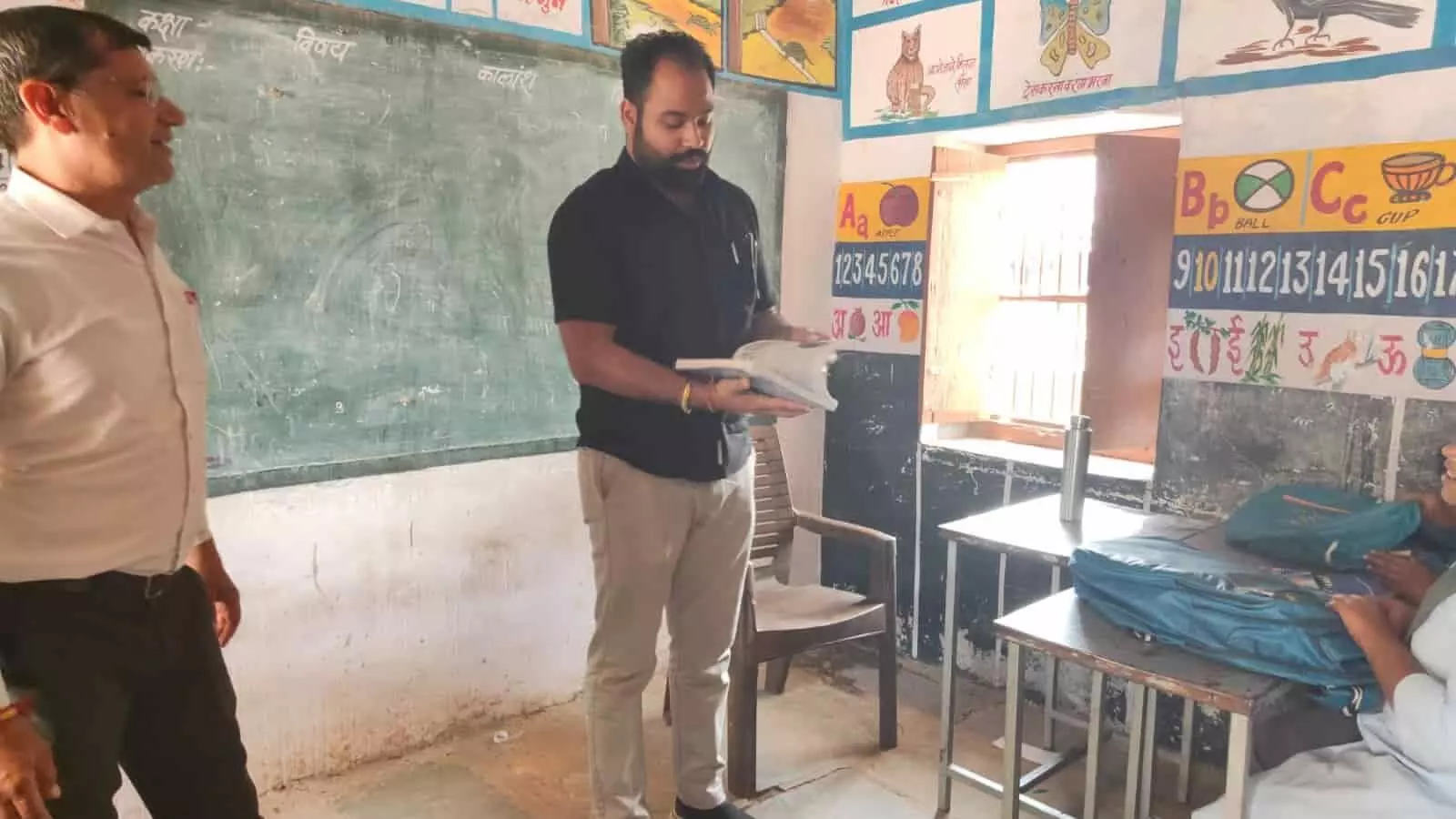 स्कूल के कमरे में एसडीएम महेश गगोरिया विद्यार्थियों और शिक्षकों के साथ शैक्षणिक व्यवस्था की समीक्षा करते हुए। स्कूल के कमरे में एसडीएम महेश गगोरिया विद्यार्थियों और शिक्षकों के साथ शैक्षणिक व्यवस्था की समीक्षा करते हुए।