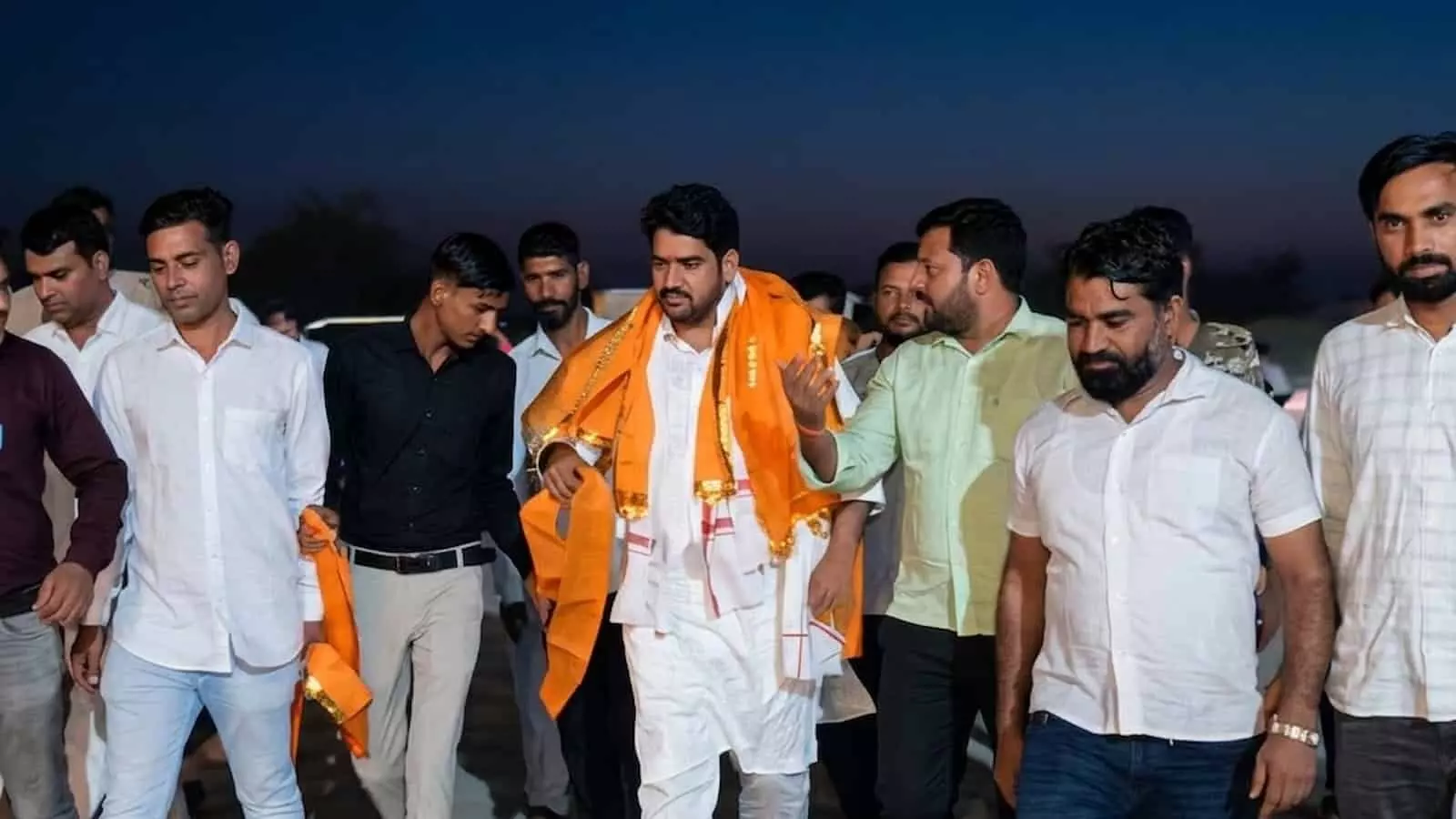 चित्तौड़गढ़ में युवा कांग्रेस कार्यकर्ताओं के बीच खड़े विधायक मुकेश भाकर स्वागत समारोह के दौरान। चित्तौड़गढ़ में युवा कांग्रेस कार्यकर्ताओं के बीच खड़े विधायक मुकेश भाकर स्वागत समारोह के दौरान।