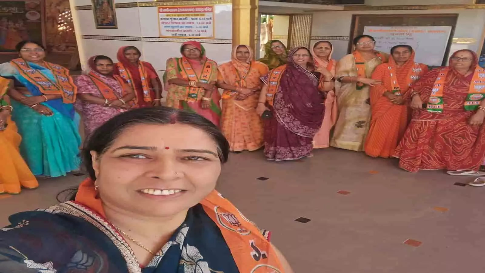 फतहनगर के अखाड़ा मंदिर में भाजपा महिला मोर्चा कार्यकर्ता और सम्मानित वृद्ध महिलाएं समूह चित्र में उपस्थित हैं।