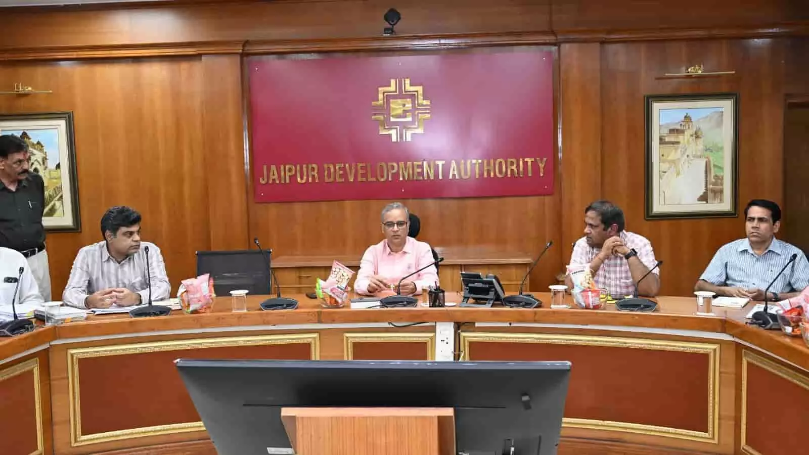 जयपुर विकास प्राधिकरण की बैठक में बजट प्रस्तावों पर चर्चा करते अधिकारी सिद्धार्थ महाजन। जयपुर विकास प्राधिकरण की बैठक में बजट प्रस्तावों पर चर्चा करते अधिकारी सिद्धार्थ महाजन।
