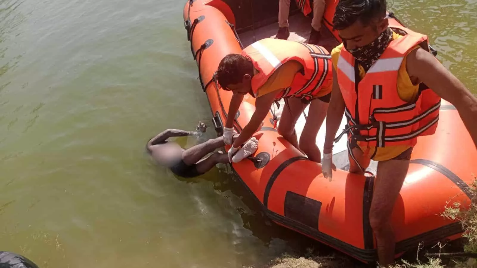 श्योपुर में नदी किनारे नाव पर सिविल डिफेंस टीम के सदस्य डूबे हुए व्यक्ति का शव निकालते हुए। श्योपुर में नदी किनारे नाव पर सिविल डिफेंस टीम के सदस्य डूबे हुए व्यक्ति का शव निकालते हुए।
