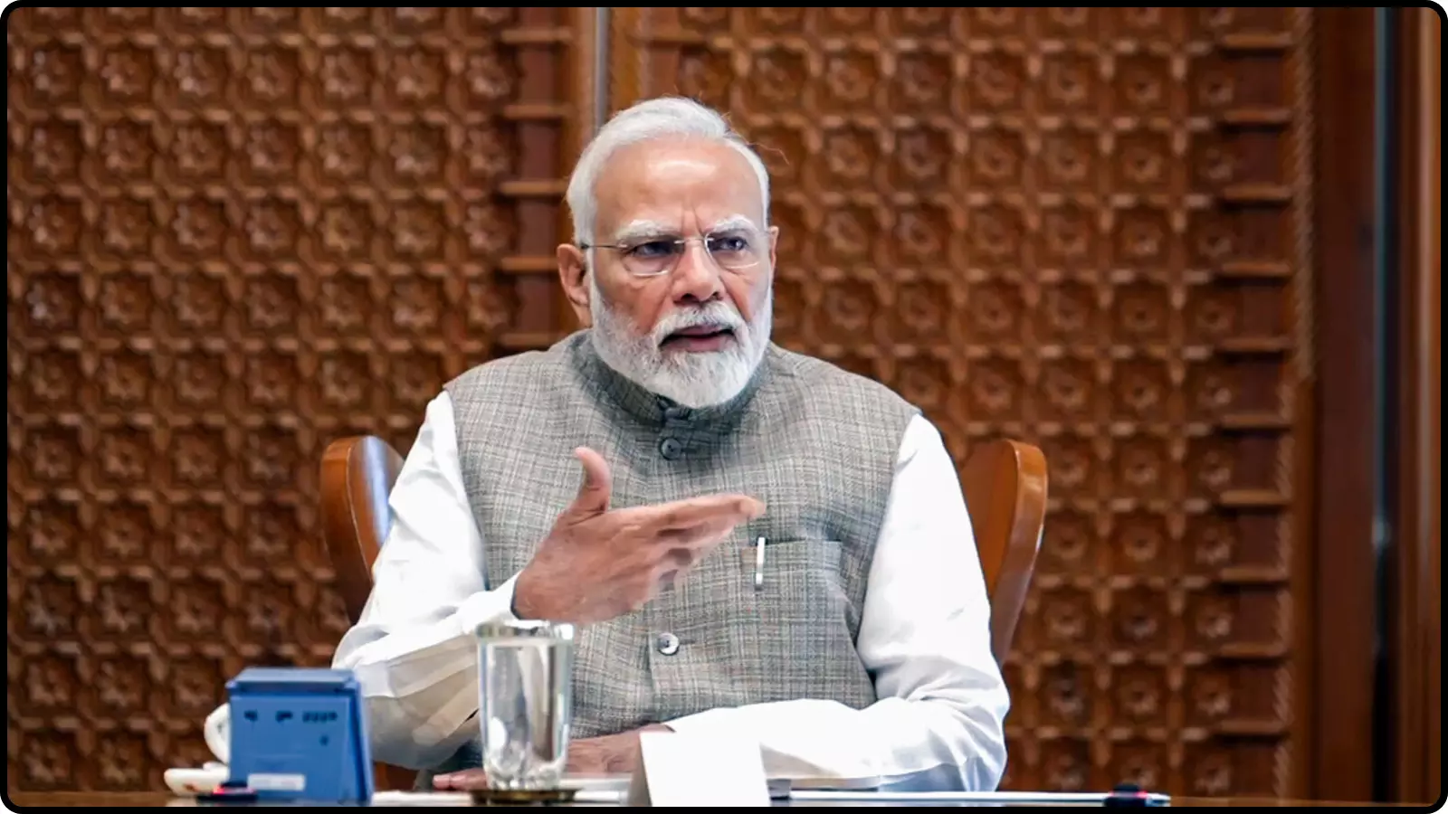 मेज पर बैठे प्रधानमंत्री नरेंद्र मोदी नई दिल्ली में आधिकारिक बैठक के दौरान निर्देश देते हुए। मेज पर बैठे प्रधानमंत्री नरेंद्र मोदी नई दिल्ली में आधिकारिक बैठक के दौरान निर्देश देते हुए।