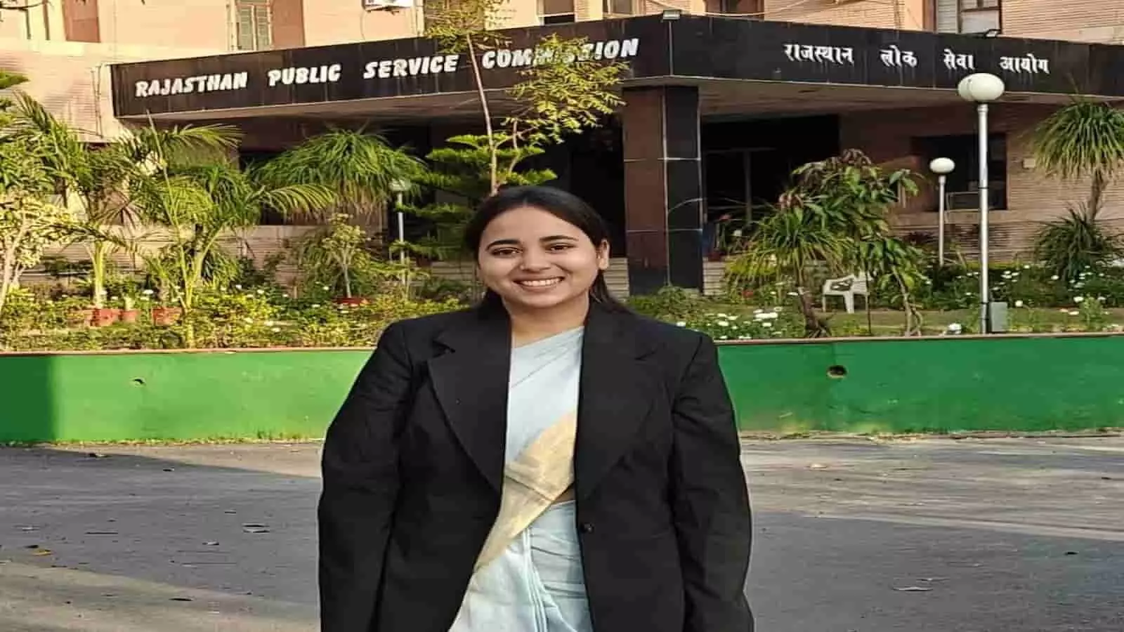 राजस्थान लोक सेवा आयोग भवन के सामने मुस्कुराती हुई आरएएस टॉपर कोमल मीना की तस्वीर। राजस्थान लोक सेवा आयोग भवन के सामने मुस्कुराती हुई आरएएस टॉपर कोमल मीना की तस्वीर।