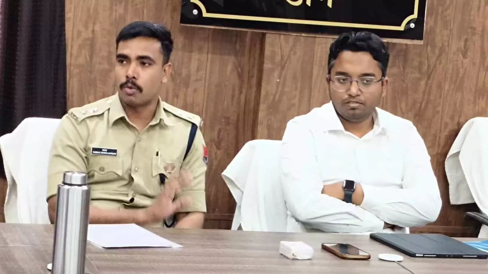 पंचायत समिति सभागार में बैठक के दौरान मेज पर बैठे डीग जिला कलेक्टर मयंक मनीष और पुलिस अधीक्षक कांबले शरण गोपीनाथ।