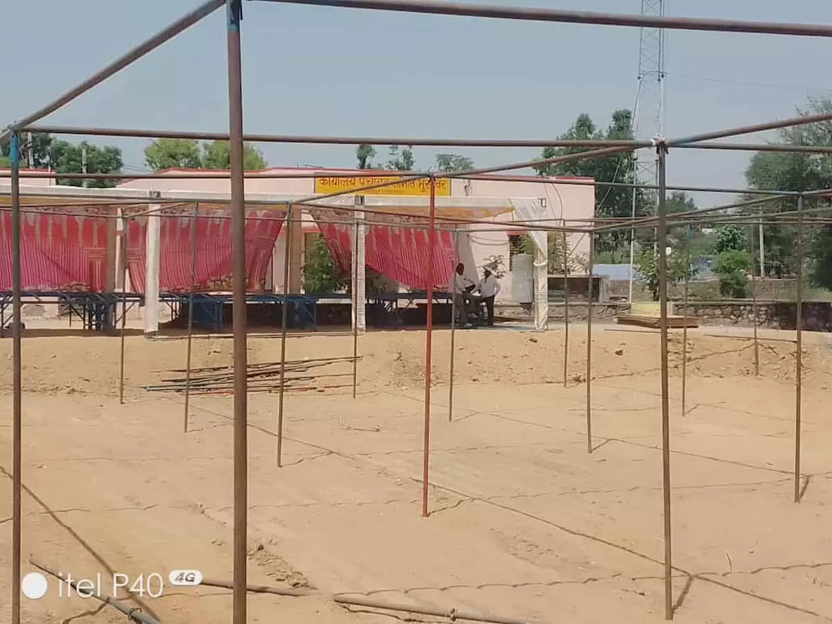 भुसावर में सामूहिक विवाह सम्मेलन के लिए लोहे के पाइप से पांडाल तैयार करते मजदूर और आयोजन स्थल का दृश्य।