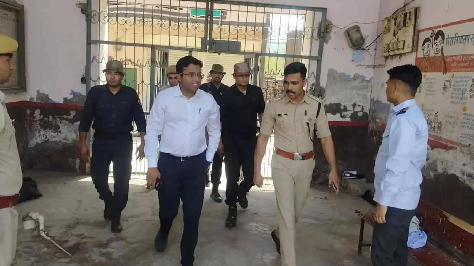 डीग में कृषि पर्यवेक्षक भर्ती परीक्षा केंद्र का निरीक्षण करते जिला कलेक्टर और पुलिस अधीक्षक।