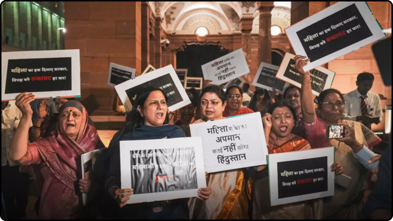 हाथों में तख्तियां लेकर नारेबाजी करती हुई महिलाएं नई दिल्ली में महिला आरक्षण के समर्थन में। हाथों में तख्तियां लेकर नारेबाजी करती हुई महिलाएं नई दिल्ली में महिला आरक्षण के समर्थन में।