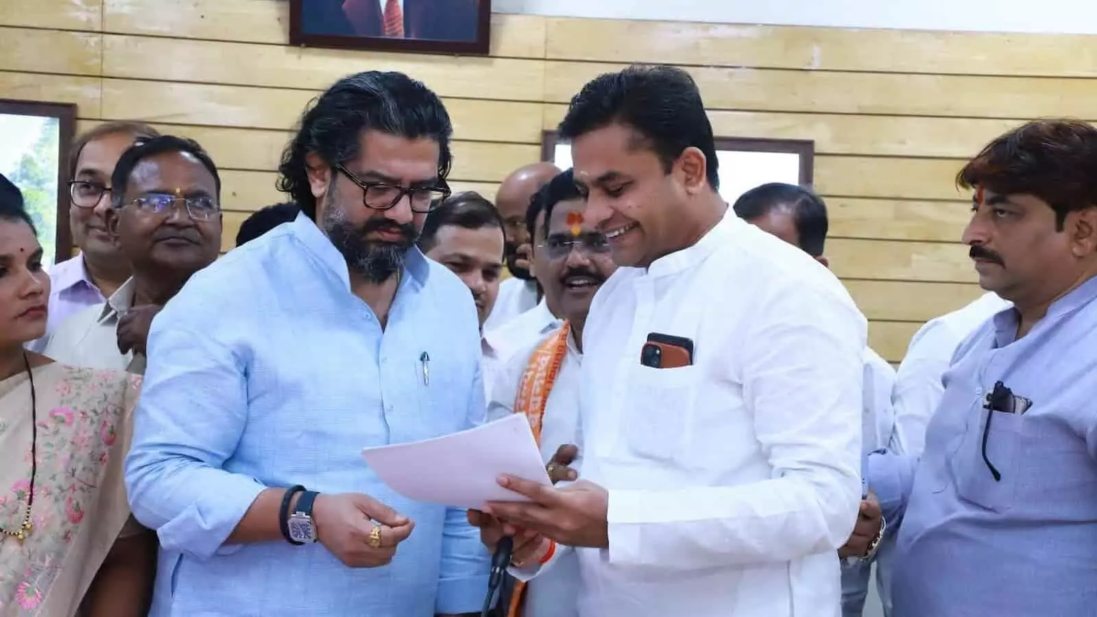 लातूर में कागज थामे विक्रांत गोजमगुंडे और शिवेंद्रराजे भोसले अस्पताल नामकरण के संदर्भ में चर्चा करते हुए।