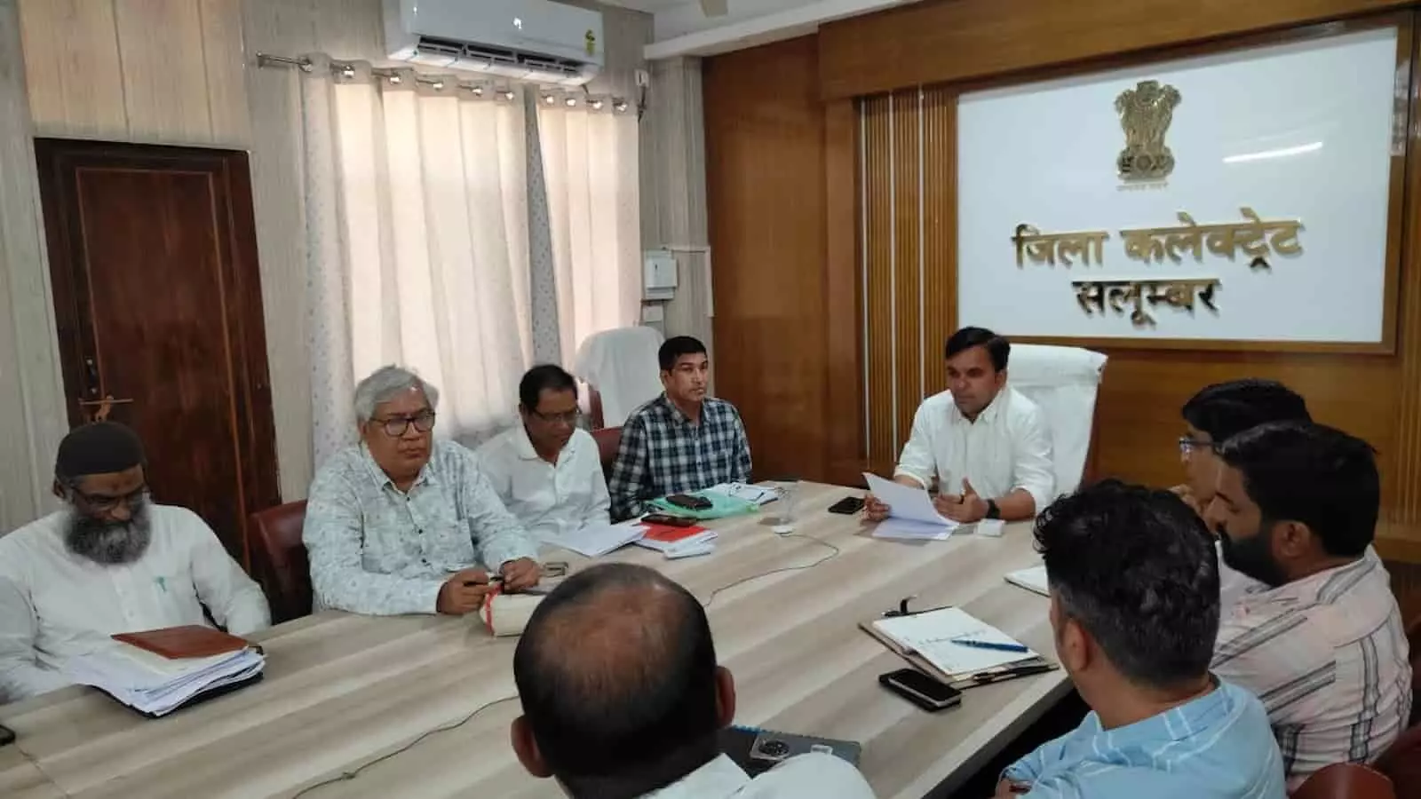 सलूंबर जिला कलेक्ट्रेट सभागार में अधिकारियों के साथ बैठक करते अतिरिक्त जिला कलक्टर डॉ. दिनेश राय सापेला। सलूंबर जिला कलेक्ट्रेट सभागार में अधिकारियों के साथ बैठक करते अतिरिक्त जिला कलक्टर डॉ. दिनेश राय सापेला।
