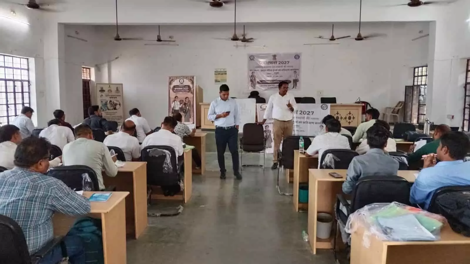 सलूंबर पंचायत समिति सभागार में जनगणना 2027 प्रशिक्षण कार्यशाला के दौरान जानकारी लेते अधिकारी और प्रगणक। सलूंबर पंचायत समिति सभागार में जनगणना 2027 प्रशिक्षण कार्यशाला के दौरान जानकारी लेते अधिकारी और प्रगणक।