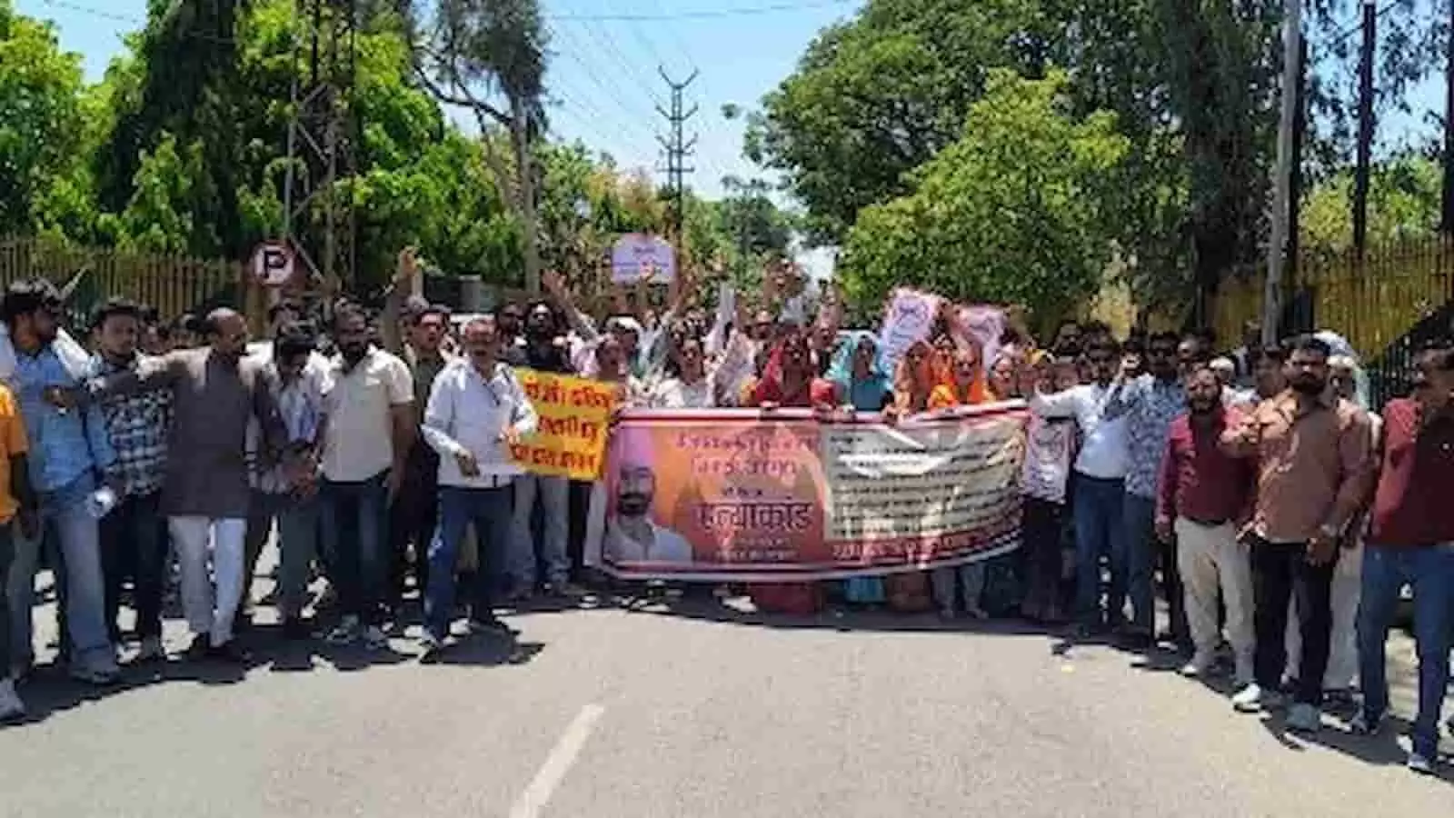 भीलवाड़ा कलेक्ट्रेट के बाहर अभिषेक सेन हत्याकांड के विरोध में प्रदर्शन करते सेन समाज के पुरुष और महिलाएं। भीलवाड़ा कलेक्ट्रेट के बाहर अभिषेक सेन हत्याकांड के विरोध में प्रदर्शन करते सेन समाज के पुरुष और महिलाएं।