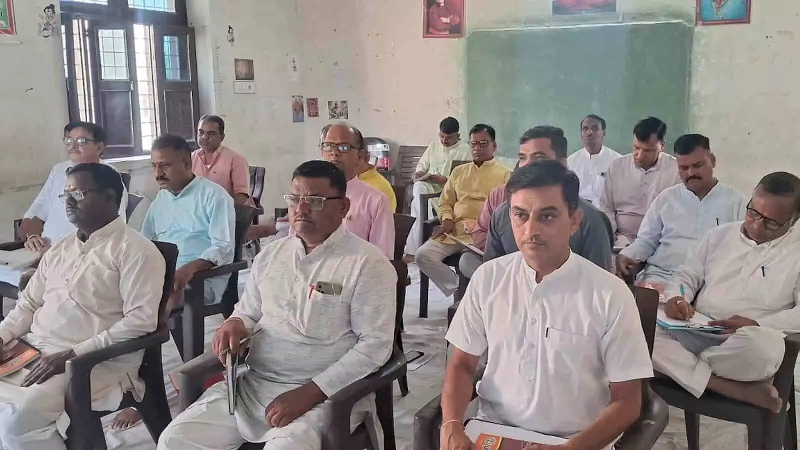बारां में विद्या भारती चित्तौड़ प्रांत की कार्यकर्ता बैठक में कुर्सियों पर बैठे हुए प्रतिनिधि और पदाधिकारी।