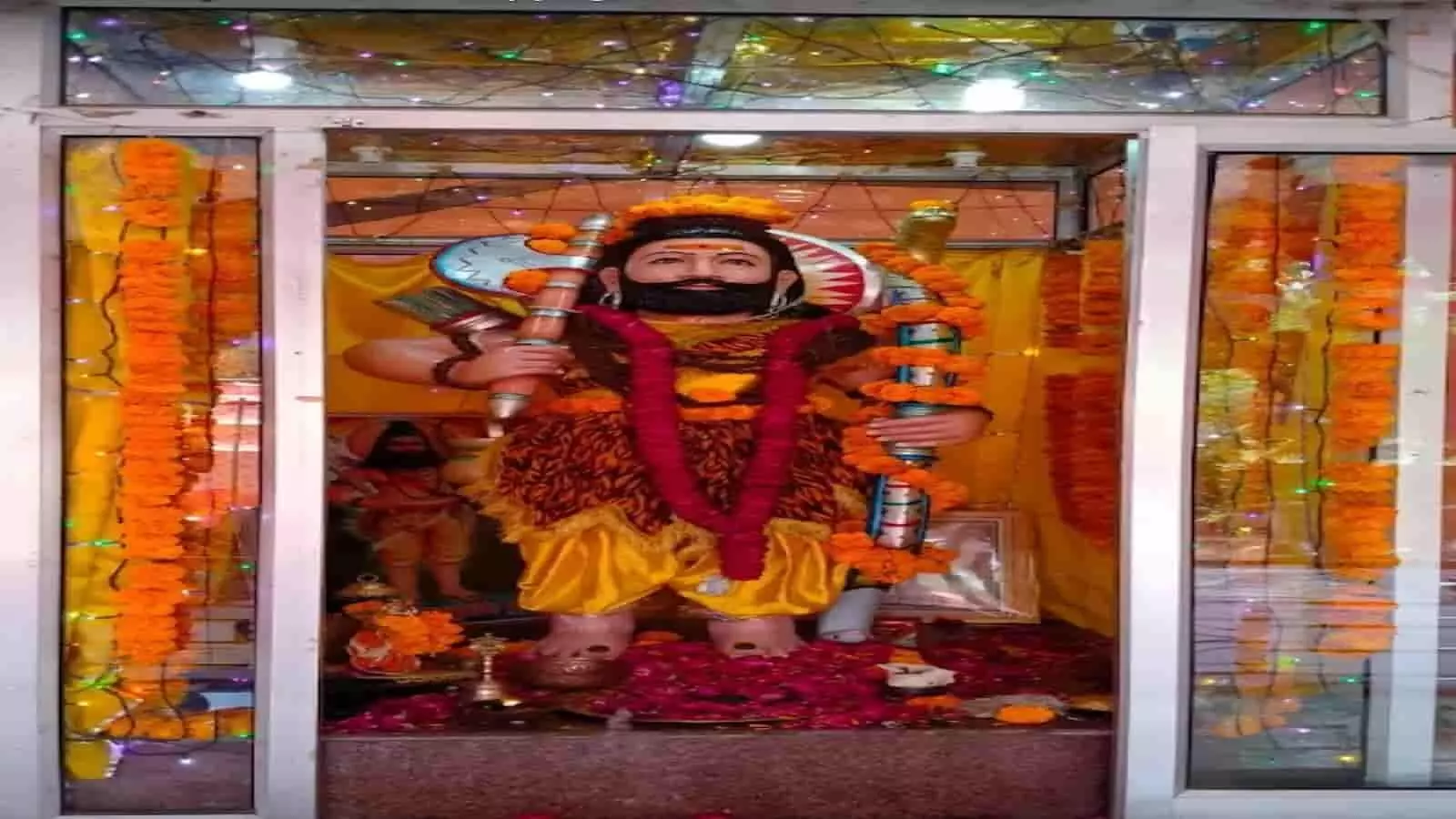 भुसावर के मंदिर में स्थापित भगवान परशुराम की प्रतिमा फूलों और बिजली की सजावट के बीच दिख रही है।