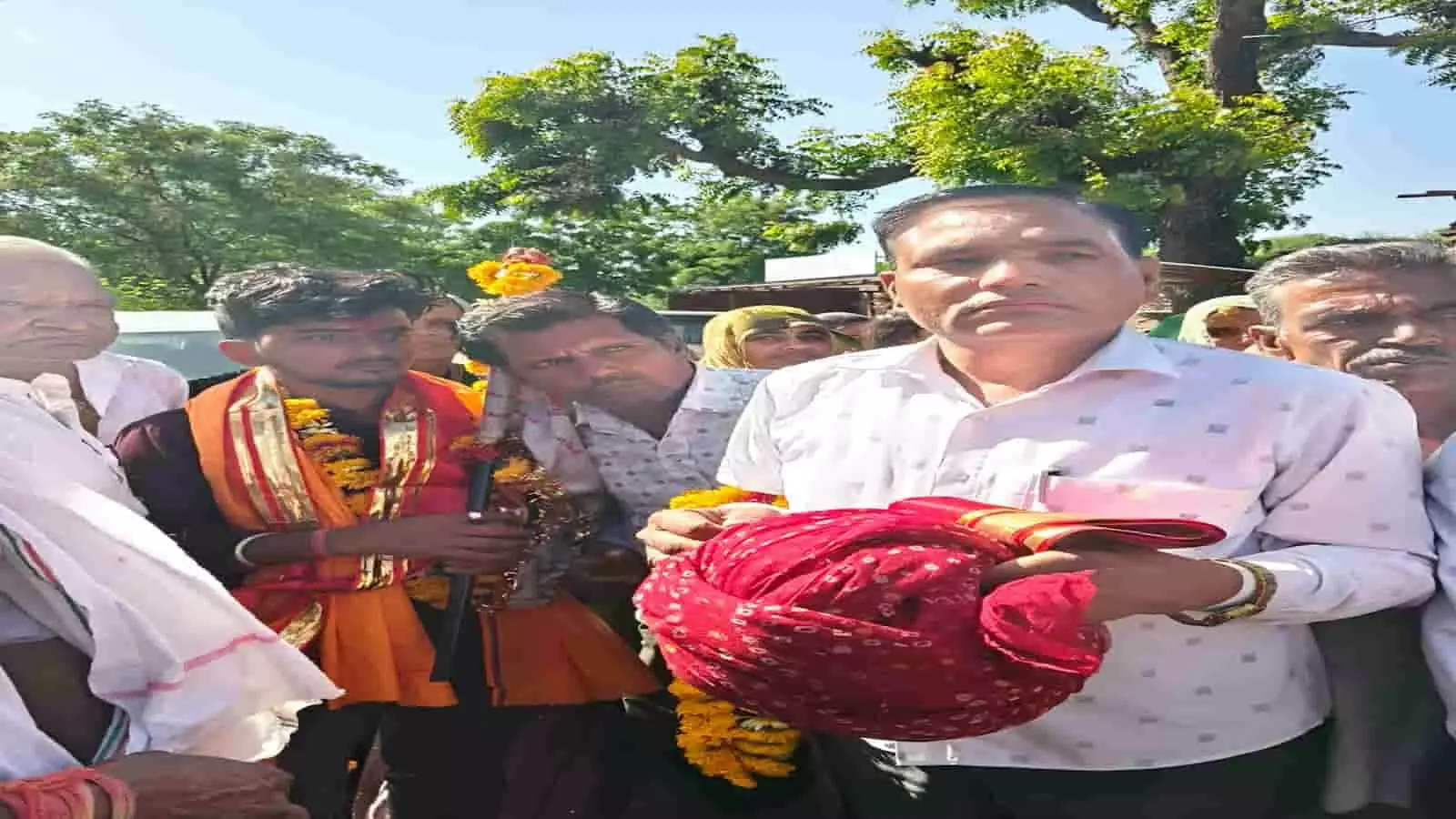 राजसमंद के ढेलाणा भैरूनाथ मंदिर में श्रद्धालु किशनलाल कुमावत का स्वागत करते ट्रस्ट समिति के सदस्य।