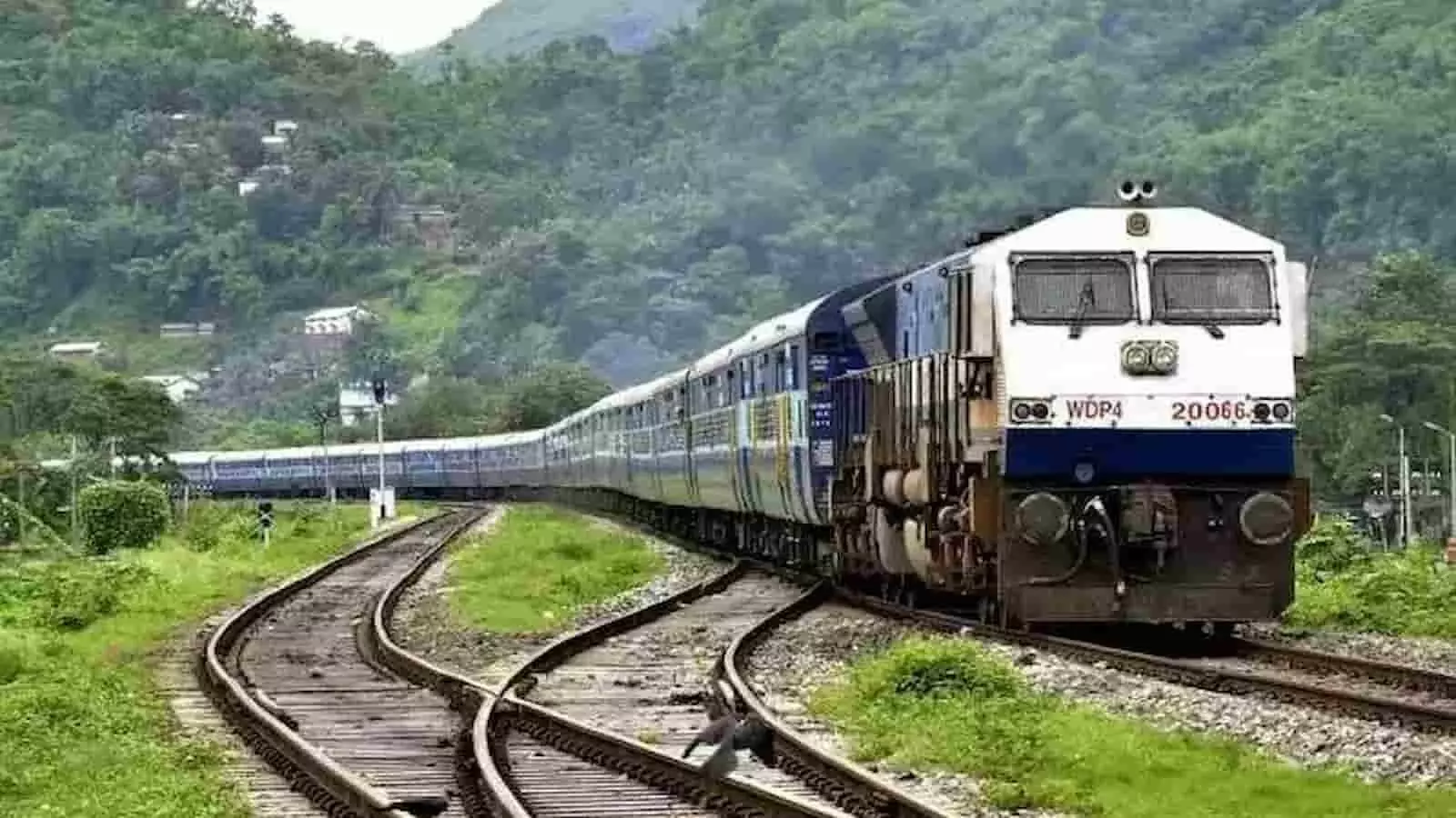 अहमदाबाद रेलवे स्टेशन के प्लेटफॉर्म पर खड़ी पश्चिम रेलवे की नीले रंग की वातानुकूलित सुपरफास्ट स्पेशल ट्रेन।