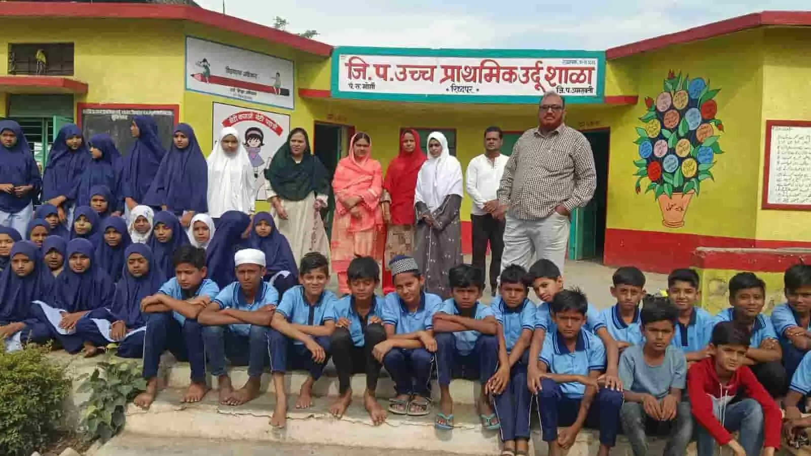 अमरावती के रिद्धपुर स्थित जिला परिषद उर्दू प्राथमिक स्कूल का मुख्य भवन और प्रवेश द्वार जहाँ शैक्षणिक उपक्रम आयोजित होते हैं।