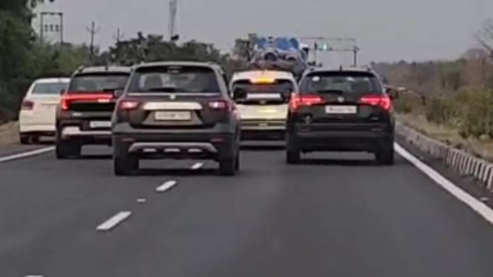 अमरावती अकोला महामार्ग पर पुलिस टीम द्वारा पकड़ा गया ट्रेलर और आरोपी चालक की गिरफ्तारी का दृश्य।