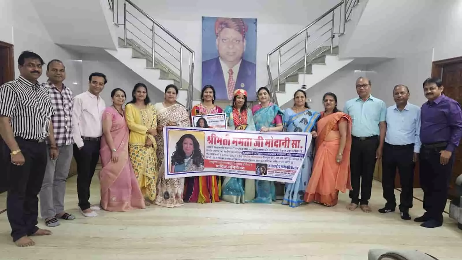 भीलवाड़ा के गीता भवन में माहेश्वरी कपल क्लब की सदस्य ममता मोदानी का सम्मान करते हुए दिख रही हैं। भीलवाड़ा के गीता भवन में माहेश्वरी कपल क्लब की सदस्य ममता मोदानी का सम्मान करते हुए दिख रही हैं।