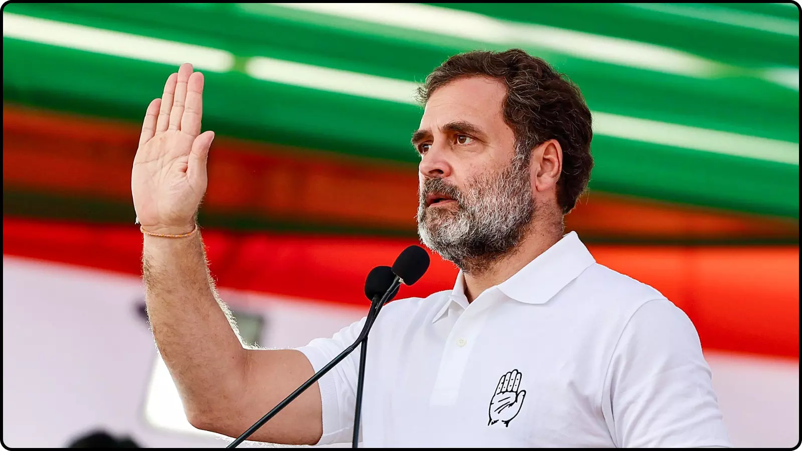 हाथ उठाकर जनता का अभिवादन करते राहुल गांधी एक जनसभा के दौरान नागरिकता विवाद के संदर्भ में। हाथ उठाकर जनता का अभिवादन करते राहुल गांधी एक जनसभा के दौरान नागरिकता विवाद के संदर्भ में।