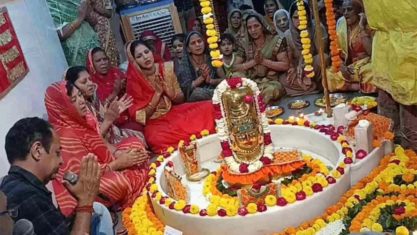 कोटा के श्री पिप्पलेश्वर महादेव मंदिर में शिवलिंग के समक्ष प्रार्थना करते श्रद्धालु और महिलाएं।