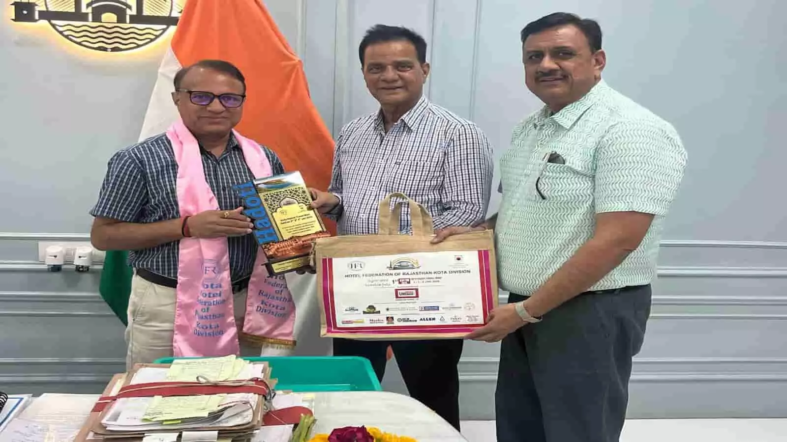 केडीए कार्यालय में अशोक माहेश्वरी और अनिल मूंदड़ा नवनियुक्त आयुक्त बचनेश अग्रवाल को स्मृति चिह्न भेंट करते हुए।