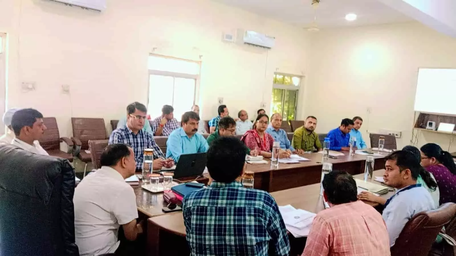 चित्तौड़गढ़ स्वास्थ्य भवन में बैठक की अध्यक्षता करते सीएमएचओ डॉ. ताराचन्द गुप्ता और उपस्थित खंड चिकित्सा अधिकारी। चित्तौड़गढ़ स्वास्थ्य भवन में बैठक की अध्यक्षता करते सीएमएचओ डॉ. ताराचन्द गुप्ता और उपस्थित खंड चिकित्सा अधिकारी।