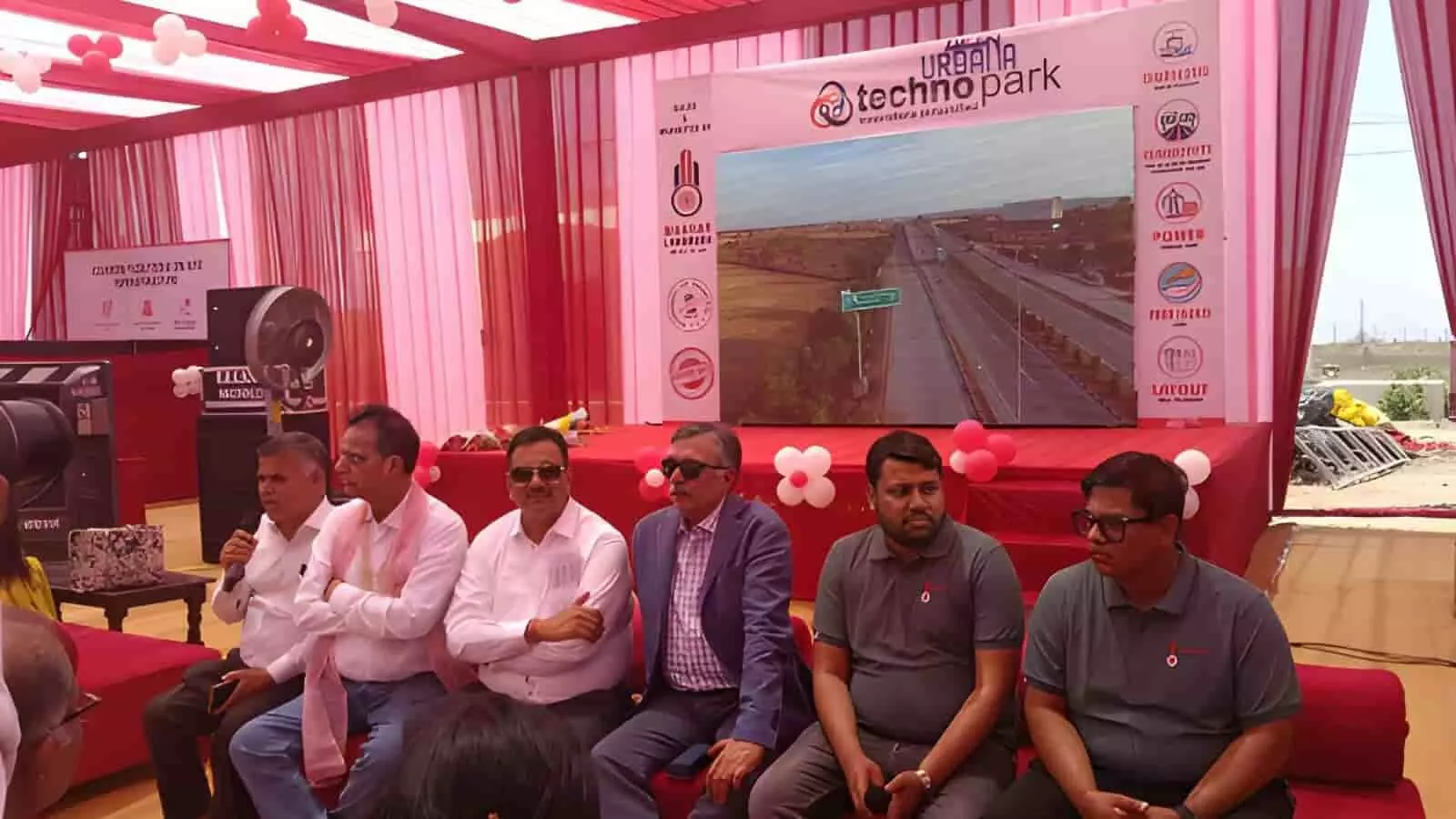 कोटा में अर्बना टेक्नोपार्क के शुभारंभ अवसर पर मंच पर बैठे निदेशक और अतिथि।