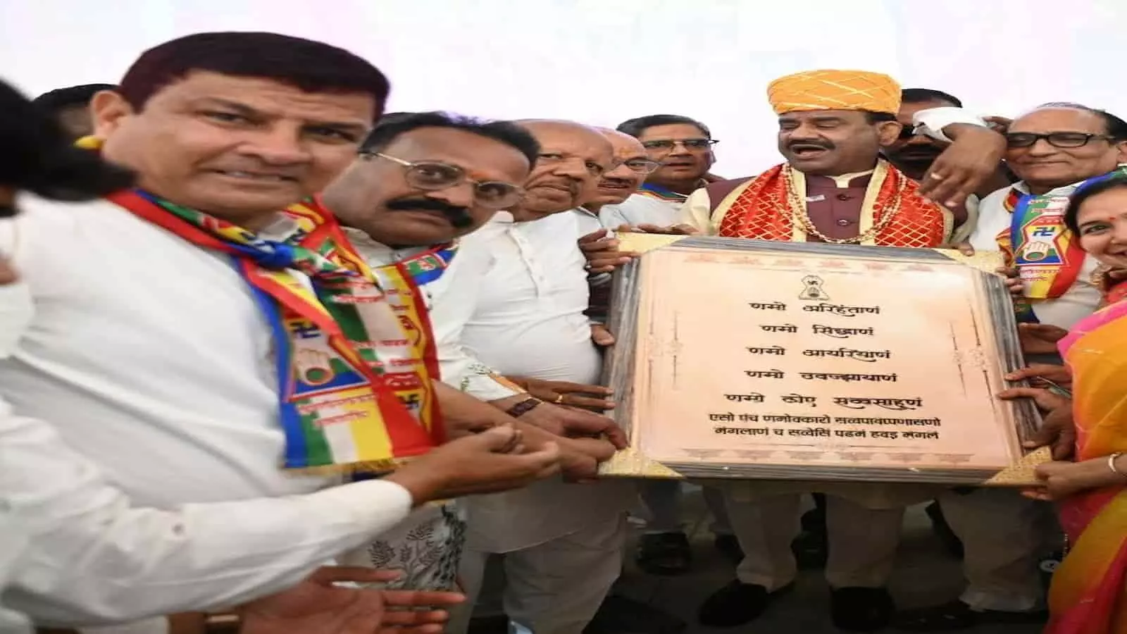दिल्ली में लोकसभा अध्यक्ष ओम बिरला को नवकार मंत्र भेंट करते कोटा दिगंबर जैन समाज के सदस्य।