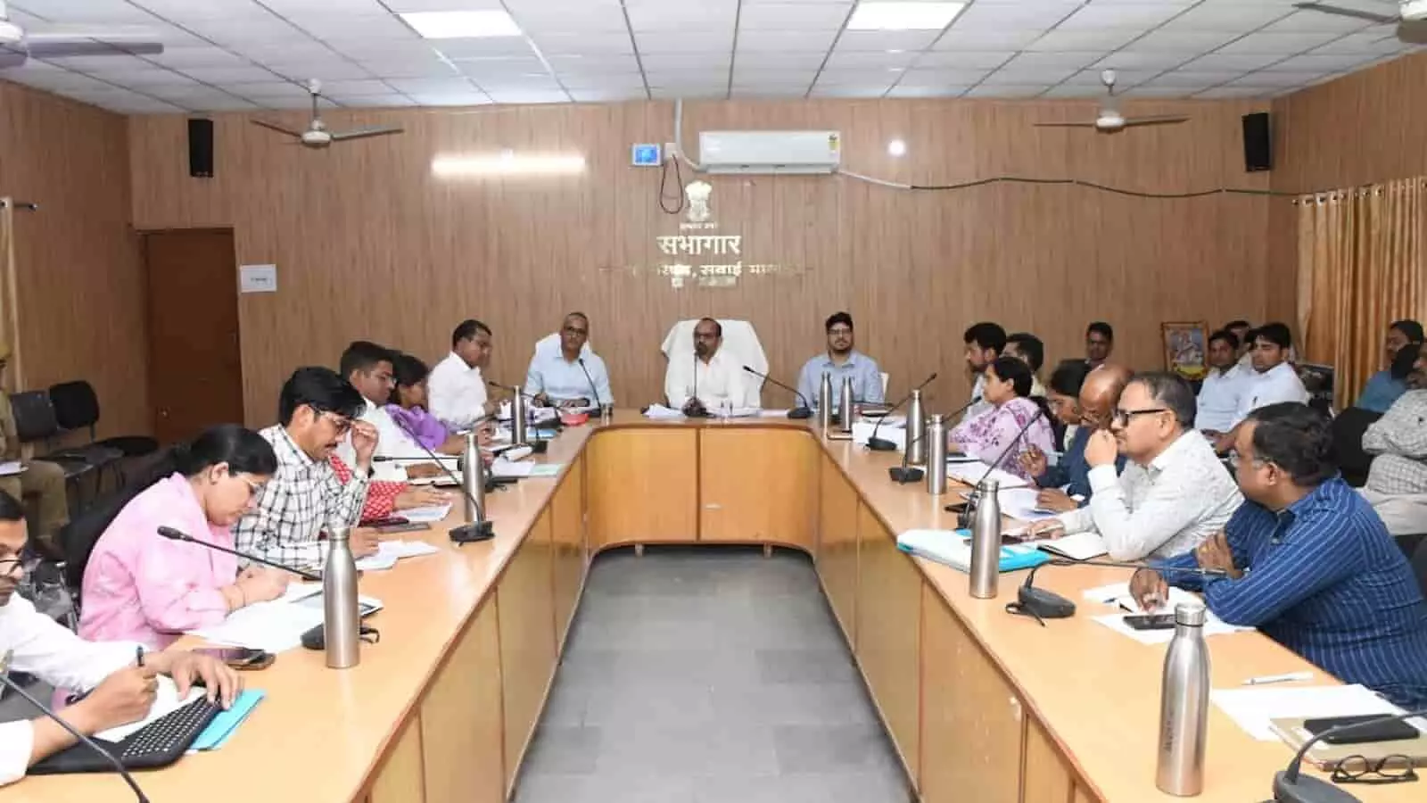 सवाई माधोपुर जिला परिषद सभागार में राजस्व अधिकारियों के साथ बैठक करते जिला कलक्टर काना राम सवाई माधोपुर जिला परिषद सभागार में राजस्व अधिकारियों के साथ बैठक करते जिला कलक्टर काना राम