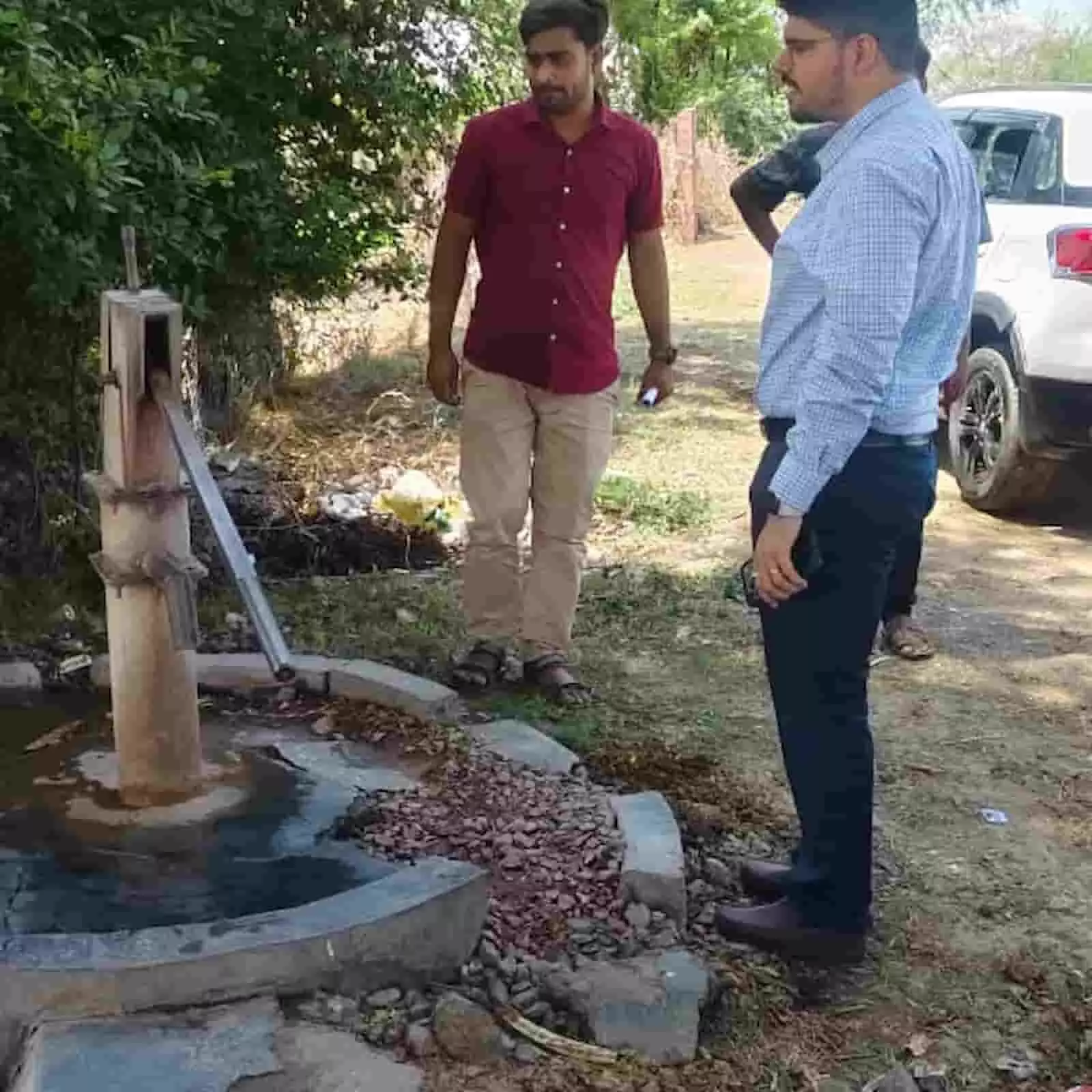 सवाई माधोपुर में खराब हैंडपंप का निरीक्षण करते जिला परिषद सीईओ गौरव बुड़ानिया और सरकारी कर्मचारी। सवाई माधोपुर में खराब हैंडपंप का निरीक्षण करते जिला परिषद सीईओ गौरव बुड़ानिया और सरकारी कर्मचारी।