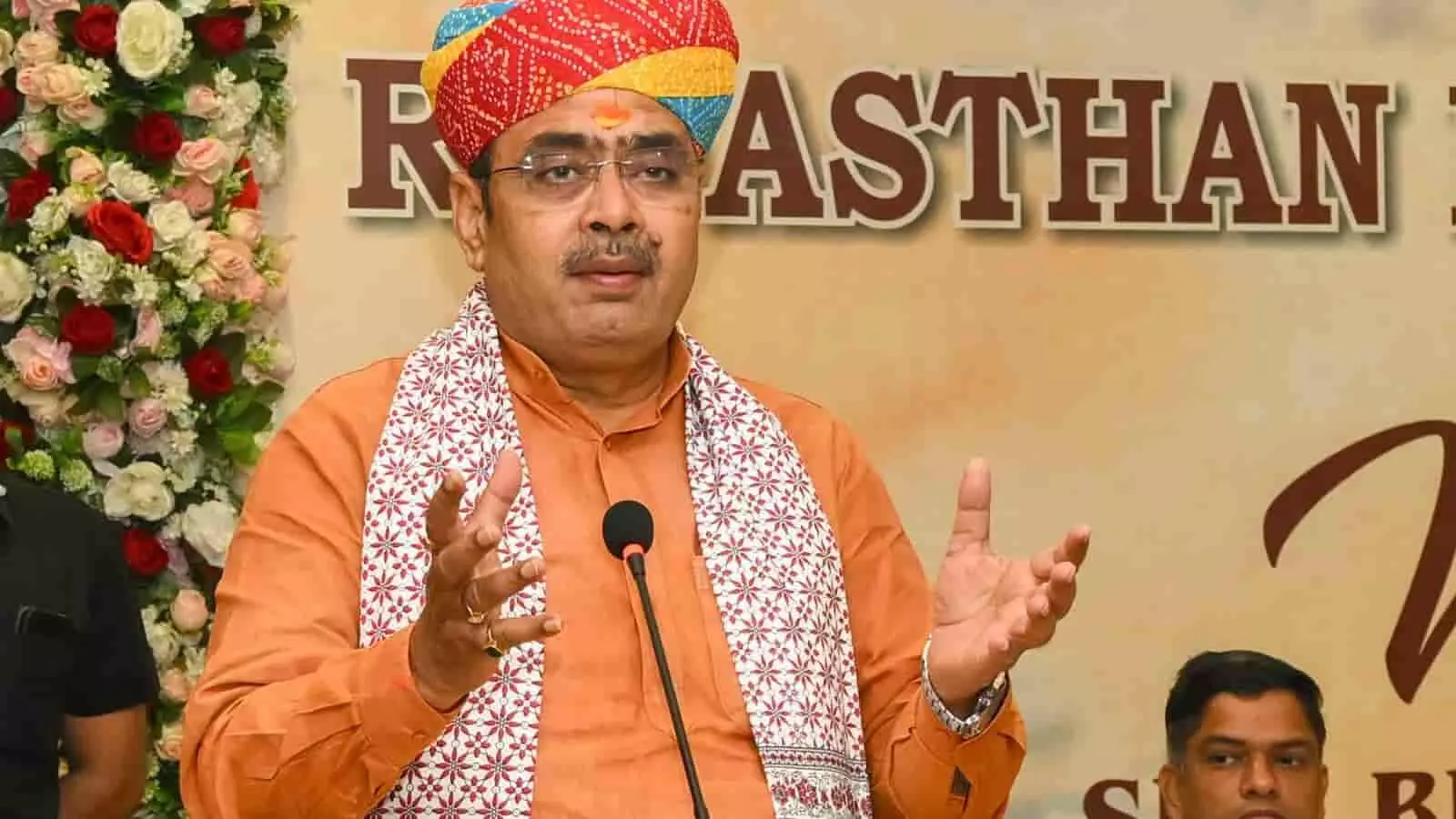 जयपुर में मुख्यमंत्री कार्यालय में बैठक के दौरान कृषि मंडी विकास कार्यों की फाइल देखते हुए मुख्यमंत्री भजनलाल शर्मा।