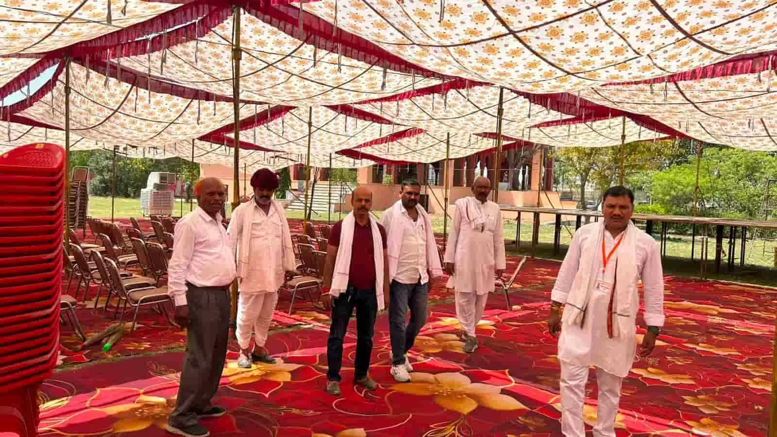 कोटा के श्री देवनारायण मंदिर में सामूहिक विवाह के लिए टेंट के नीचे खड़े आयोजन समिति के सदस्य।