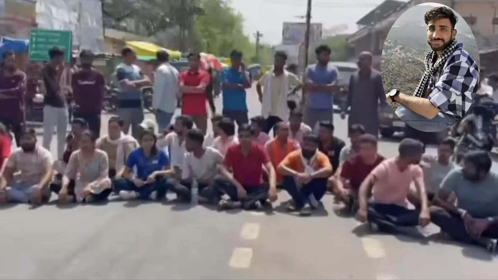 बारां के अस्पताल परिसर में युवक की हत्या के विरोध में धरना देते हुए ग्रामीण और पुलिस बल।