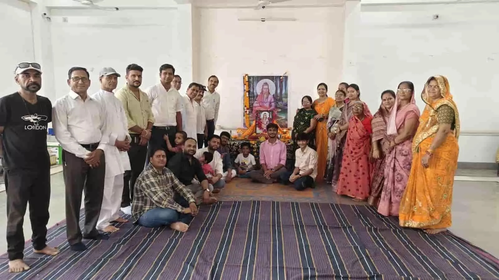 सवीना के चारभुजा मंदिर में महर्षि पाराशर जन्मोत्सव पर पूजा के बाद सामूहिक चित्र खिंचवाते समाजजन।