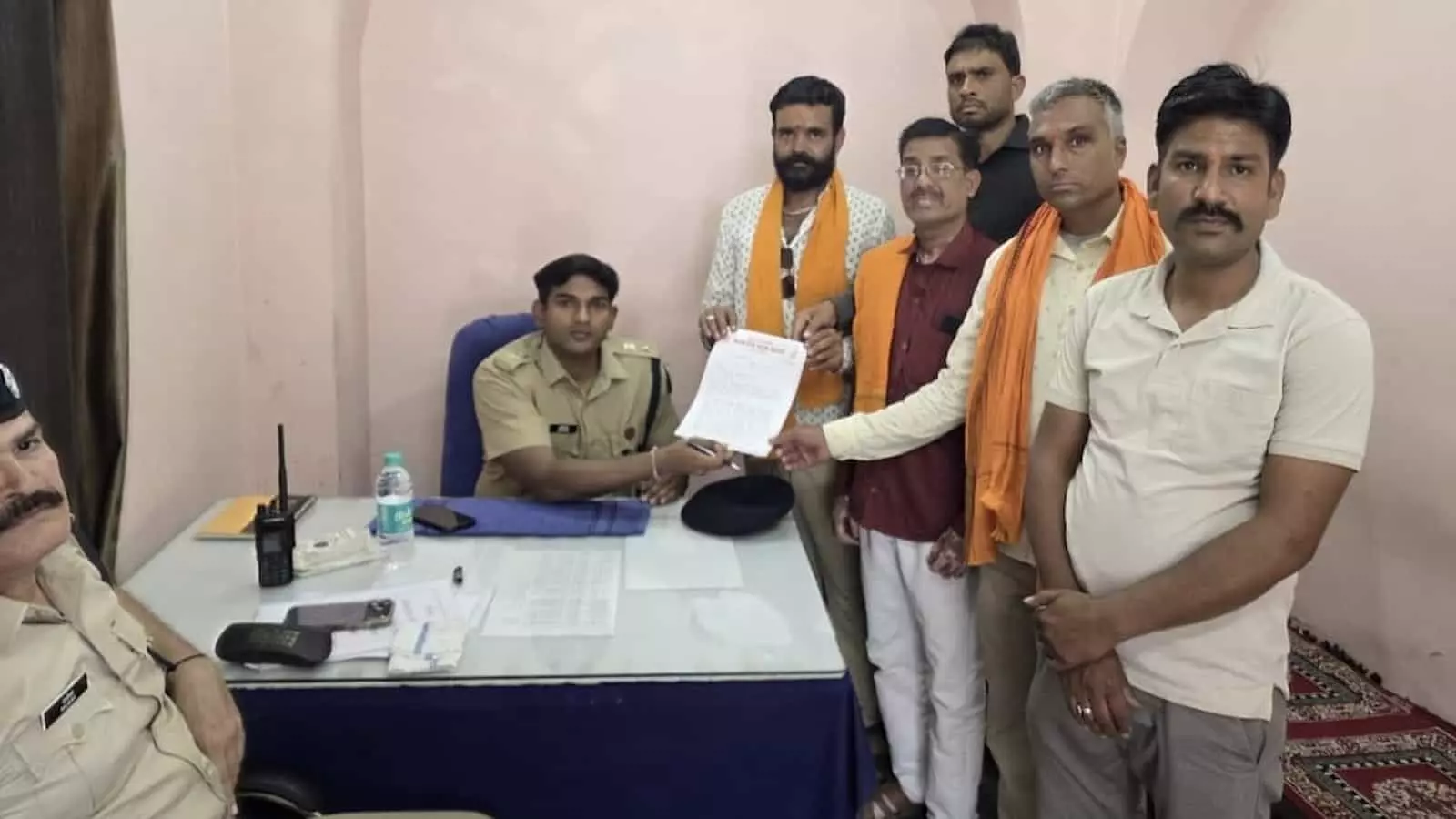 बारां कलेक्ट्रेट में महिला उत्पीड़न के आरोपी डॉक्टर के विरुद्ध प्रदर्शन करते बजरंग दल और विहिप कार्यकर्ता।