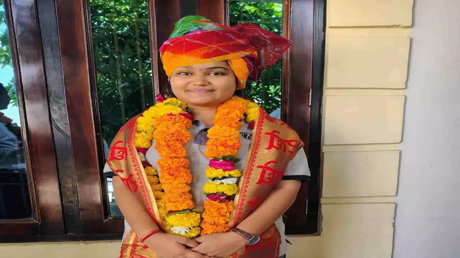 आरएएस परीक्षा परिणाम के बाद साफा पहने और माला पहने हुए सुमन गुर्जर निवाई टोंक में।
