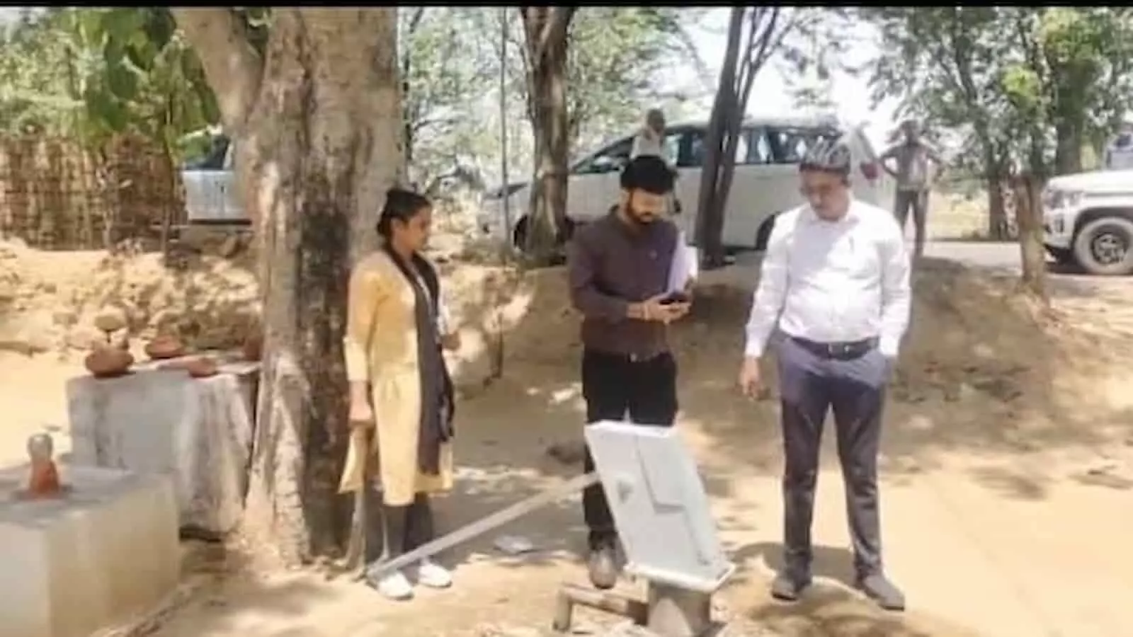 ग्राम पान्हौरी में पेयजल आपूर्ति और हैंडपंप की कार्यप्रणाली का निरीक्षण करते जिला कलेक्टर मयंक मनीष और अधिकारी।