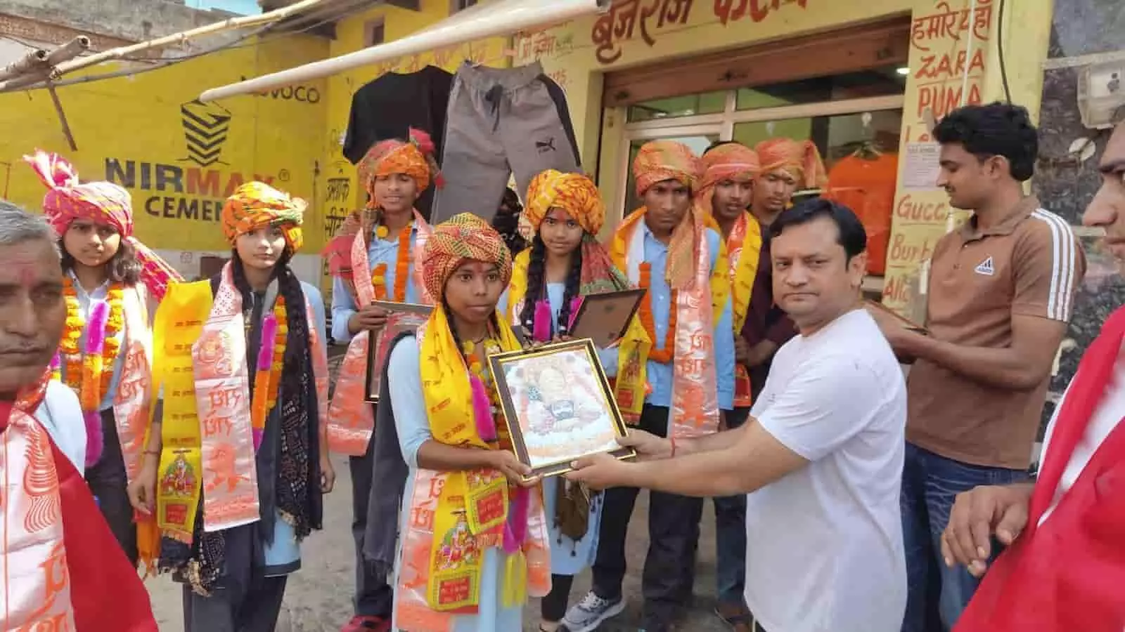 जनूथर के राजकीय उच्च माध्यमिक विद्यालय में प्रवेशोत्सव रैली के दौरान मेधावी छात्रों का सम्मान करते प्राचार्य और ग्रामीण।