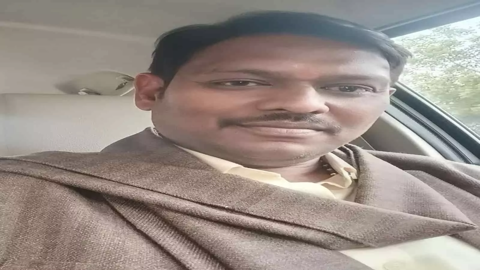 कार के अंदर बैठे हुए वरिष्ठ अधिवक्ता डॉ. अभिषेक शर्मा जो टोंक राजस्थान के निवासी हैं। कार के अंदर बैठे हुए वरिष्ठ अधिवक्ता डॉ. अभिषेक शर्मा जो टोंक राजस्थान के निवासी हैं।