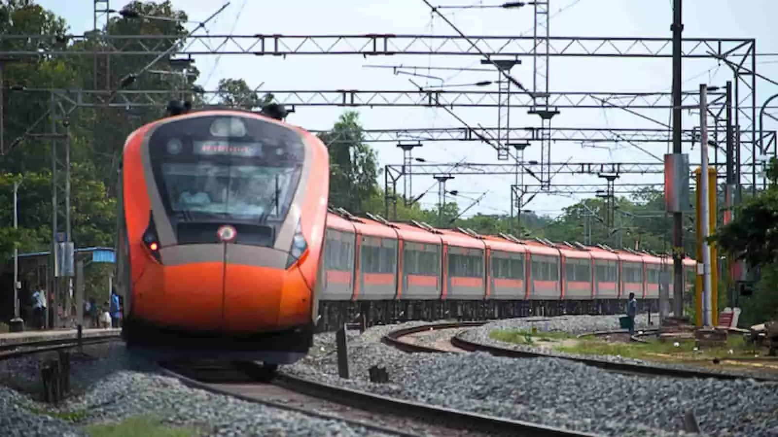 रेलवे ट्रैक पर दौड़ती हुई भारतीय रेलवे की ट्रेन मुंबई सेंट्रल और उधना स्टेशन के मध्य यात्रा सुगमता के संदर्भ में।