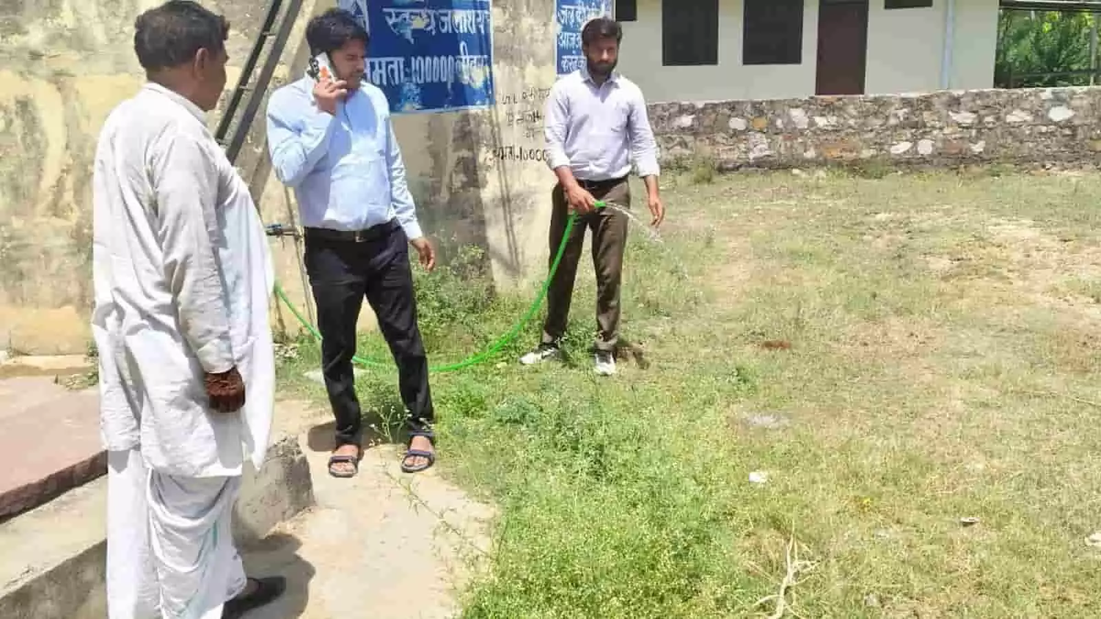 बरनाला में तहसीलदार राकेश कुमार मीणा जल जीवन मिशन के पंप हाउस और पाइपलाइन का निरीक्षण करते हुए। बरनाला में तहसीलदार राकेश कुमार मीणा जल जीवन मिशन के पंप हाउस और पाइपलाइन का निरीक्षण करते हुए।