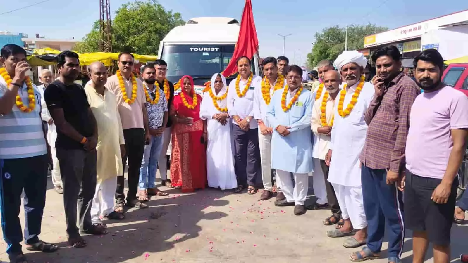 नोहटा में मंदिर प्राण प्रतिष्ठा हेतु ट्यूरिष्ट बस से वैष्णो देवी धाम रवाना होते श्रद्धालु। नोहटा में मंदिर प्राण प्रतिष्ठा हेतु ट्यूरिष्ट बस से वैष्णो देवी धाम रवाना होते श्रद्धालु।