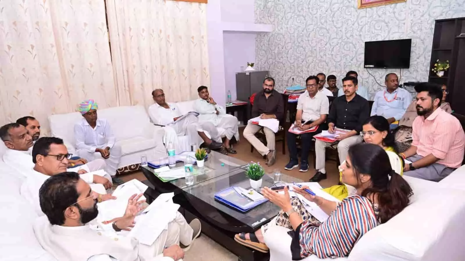 चित्तौड़गढ़ में श्री सांवलियाजी मंदिर मंडल की बजट बैठक में चर्चा करते अध्यक्ष और अधिकारी। चित्तौड़गढ़ में श्री सांवलियाजी मंदिर मंडल की बजट बैठक में चर्चा करते अध्यक्ष और अधिकारी।