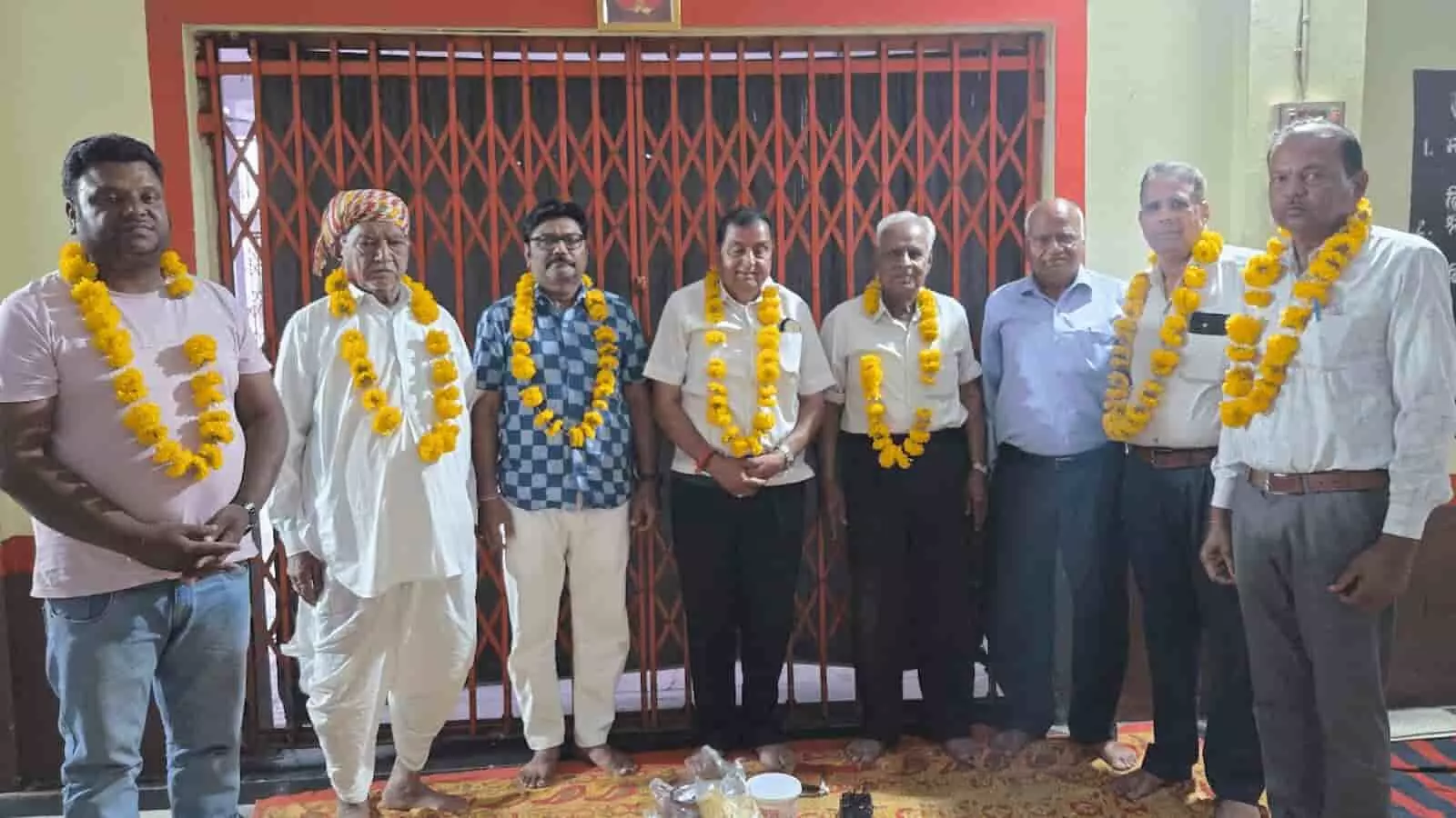 चित्तौड़गढ़ के खामका बालाजी मंदिर में नवनियुक्त समिति पदाधिकारी और निर्वाचन अधिकारी समूह चित्र के दौरान। चित्तौड़गढ़ के खामका बालाजी मंदिर में नवनियुक्त समिति पदाधिकारी और निर्वाचन अधिकारी समूह चित्र के दौरान।