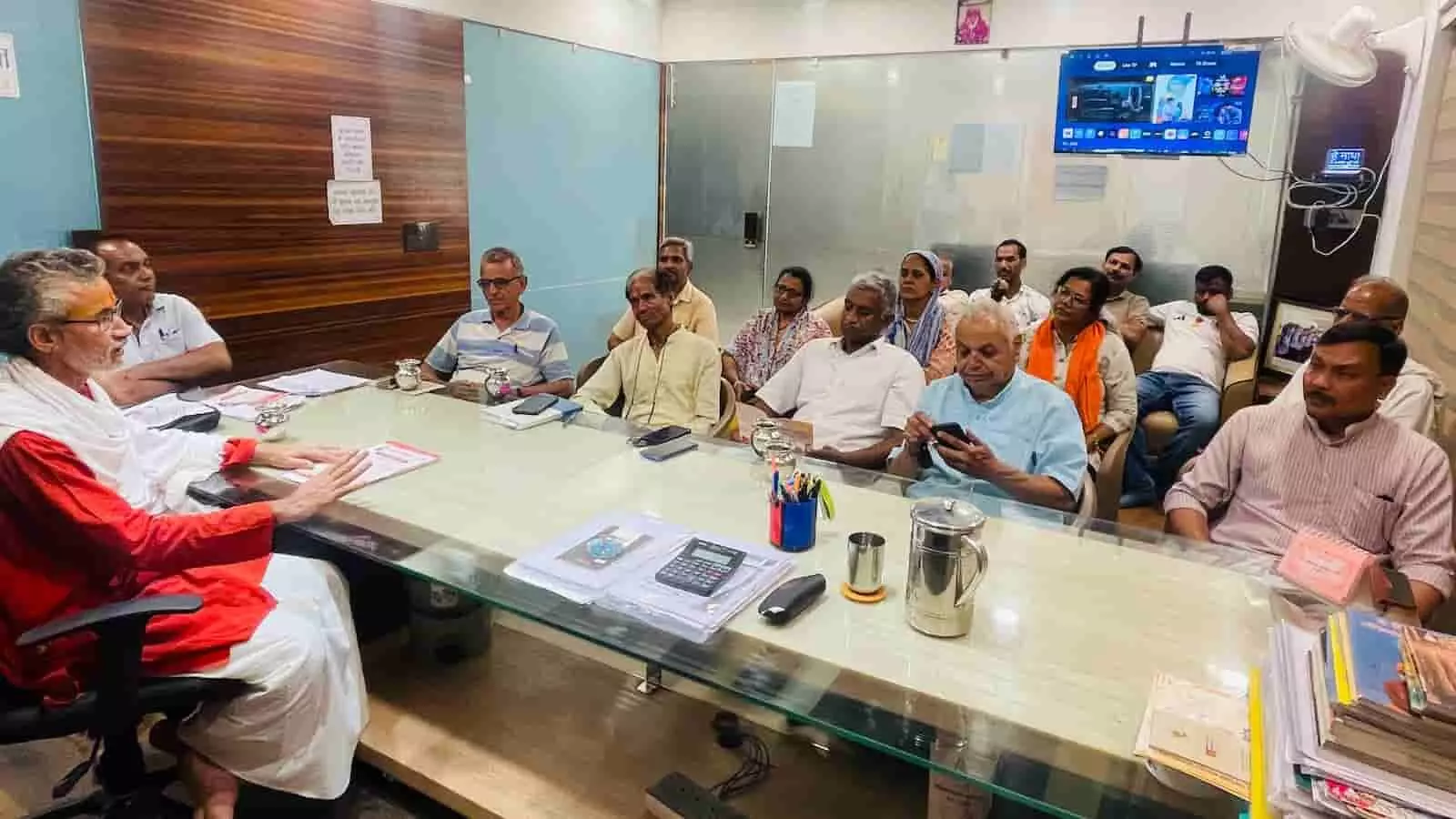 भीलवाड़ा विधायक कार्यालय में गौ सम्मान आवाहन अभियान की बैठक में चर्चा करते संत और सदस्य। भीलवाड़ा विधायक कार्यालय में गौ सम्मान आवाहन अभियान की बैठक में चर्चा करते संत और सदस्य।