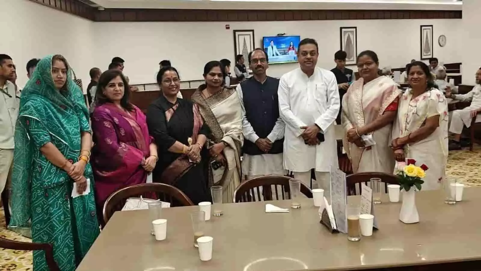 संसद भवन परिसर में जनप्रतिनिधियों के साथ खड़ी उदयपुर लोकसभा क्षेत्र की महिलाओं का प्रतिनिधिमंडल।