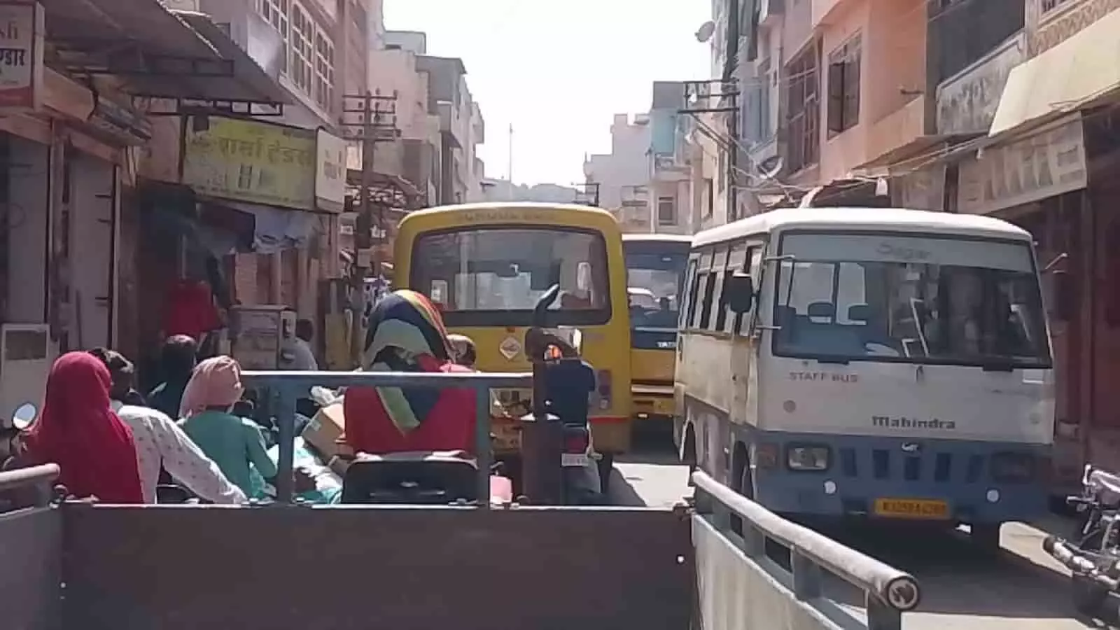 पुराने शहर के मुख्य बाजार में सड़क पर वाहनों की लंबी कतार और अतिक्रमण के बीच फंसे लोग। पुराने शहर के मुख्य बाजार में सड़क पर वाहनों की लंबी कतार और अतिक्रमण के बीच फंसे लोग।