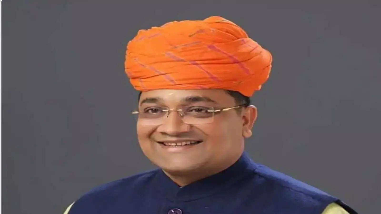 नीले जैकेट और नारंगी पगड़ी पहने भाजपा नेता छगन माहुर महिला आरक्षण विधेयक पर प्रतिक्रिया देते हुए।